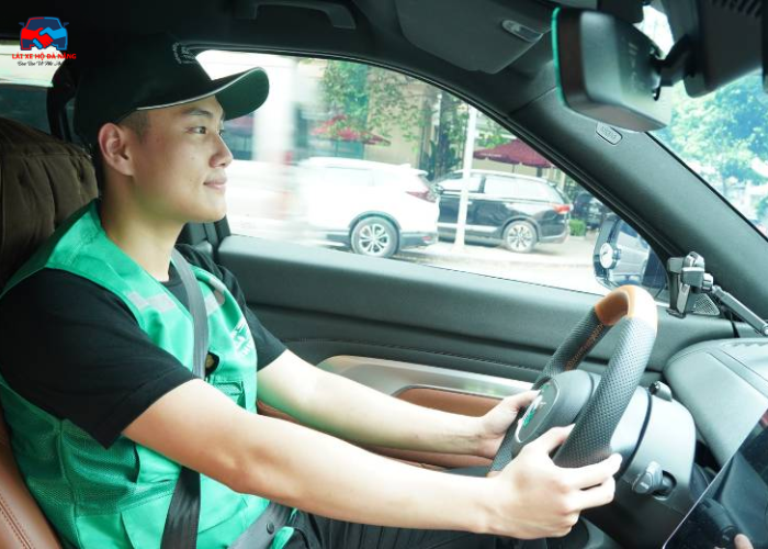 Lái xe hộ tại Tây Hồ (1)