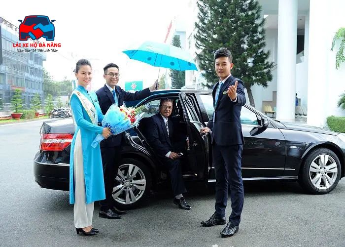 Đón tiễn khách sân bay xe sang (1) Đón tiễn khách sân bay xe sang (1)